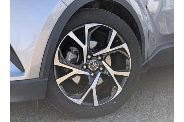Toyota C-HR (2017) thumbnail 2