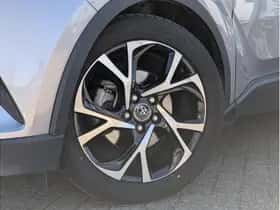 Toyota C-HR (2017) thumbnail 2