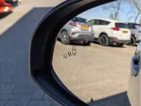 Toyota C-HR (2017) thumbnail 12