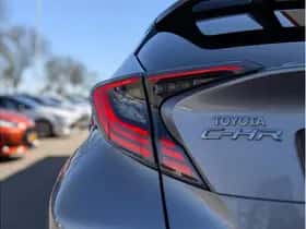 Toyota C-HR (2017) thumbnail 14