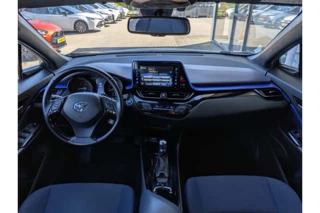 Toyota C-HR (2017) thumbnail 3