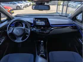 Toyota C-HR (2017) thumbnail 3
