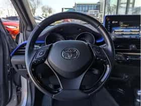 Toyota C-HR (2017) thumbnail 24