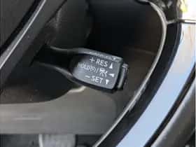 Toyota C-HR (2017) thumbnail 28