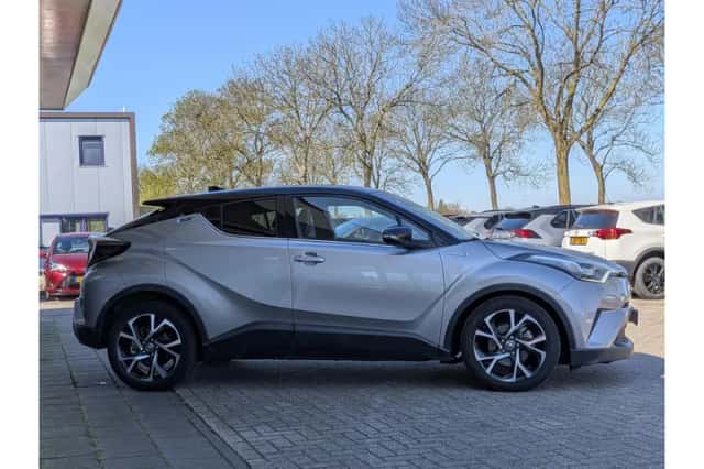Toyota C-HR (2017) thumbnail 4