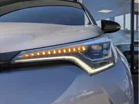 Toyota C-HR (2017) thumbnail 8