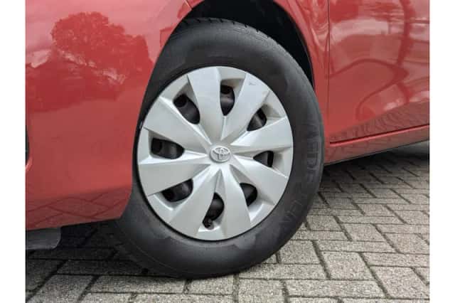 Toyota Yaris (2016) thumbnail 2