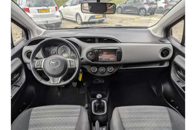 Toyota Yaris (2016) thumbnail 3