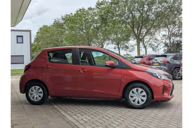 Toyota Yaris (2016) thumbnail 4