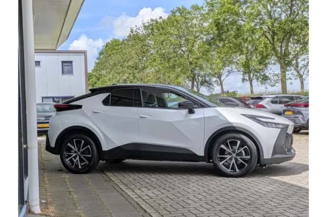 Toyota C-HR (2025) thumbnail 4