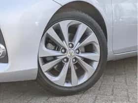 Toyota Auris (2015) thumbnail 3