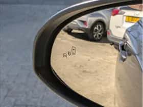 Toyota C-HR (2017) thumbnail 11