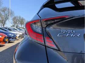 Toyota C-HR (2017) thumbnail 16