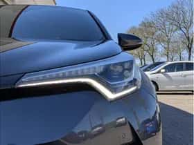 Toyota C-HR (2017) thumbnail 7