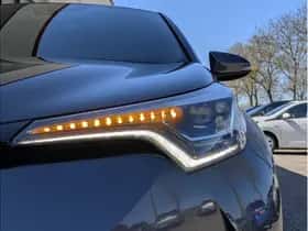 Toyota C-HR (2017) thumbnail 8