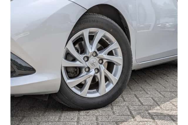 Toyota Auris (2015) thumbnail 2
