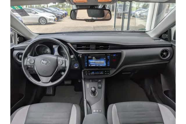 Toyota Auris (2015) thumbnail 3