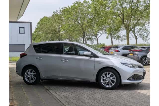 Toyota Auris (2015) thumbnail 4