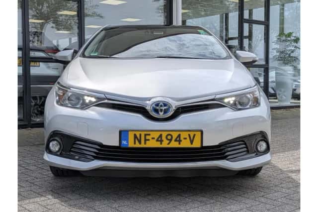 Toyota Auris (2015) thumbnail 6