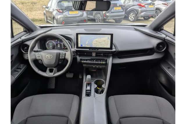 Toyota C-HR (2024) thumbnail 3