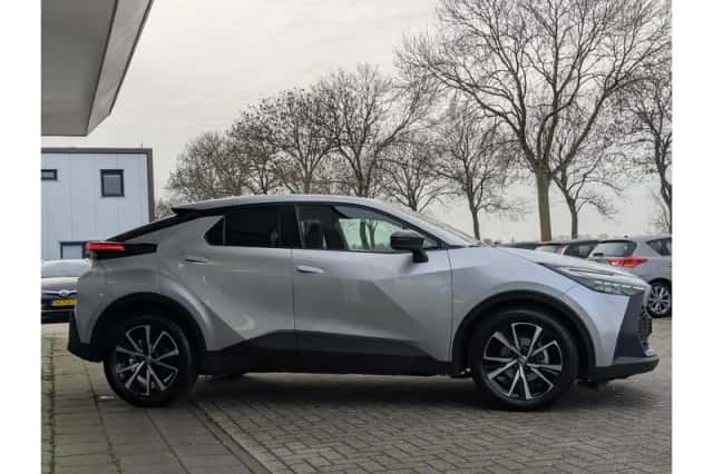 Toyota C-HR (2024) thumbnail 4