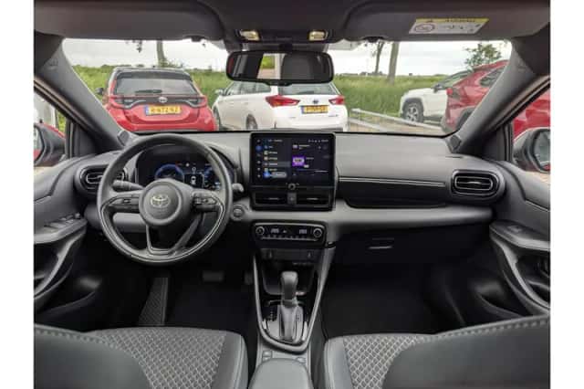 Toyota Yaris (2024) thumbnail 3