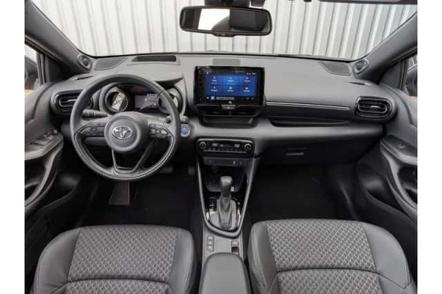 Toyota Yaris (2023) thumbnail 3