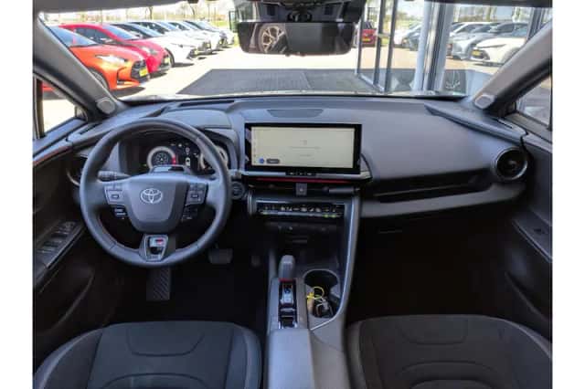 Toyota C-HR (2024) thumbnail 3
