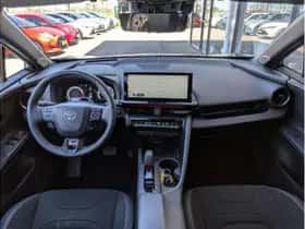 Toyota C-HR (2024) thumbnail 3