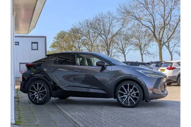Toyota C-HR (2024) thumbnail 4