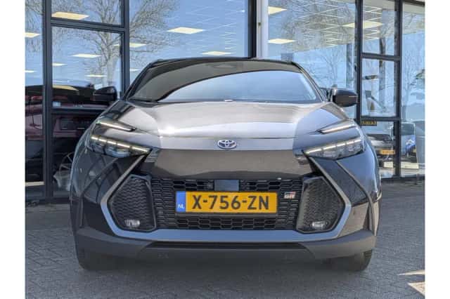Toyota C-HR (2024) thumbnail 6
