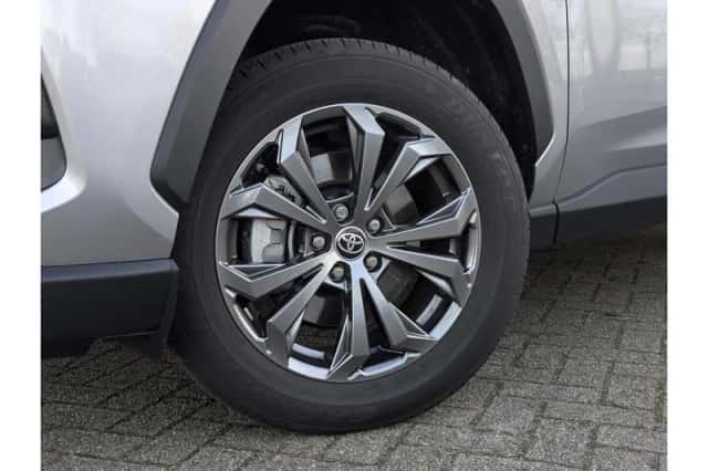 Toyota RAV4 (2024) thumbnail 2