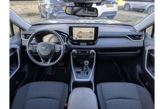 Toyota RAV4 (2024) thumbnail 3