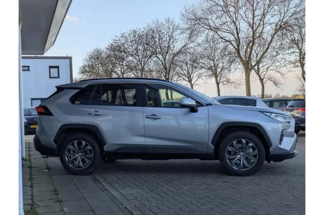 Toyota RAV4 (2024) thumbnail 4