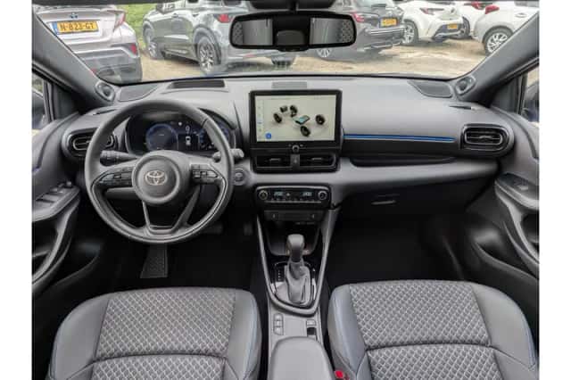 Toyota Yaris (2024) thumbnail 3