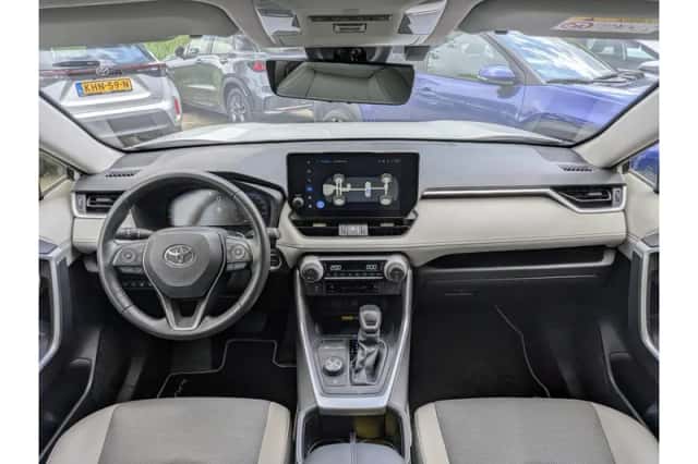 Toyota RAV4 (2024) thumbnail 3