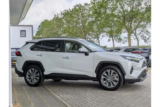 Toyota RAV4 (2024) thumbnail 4