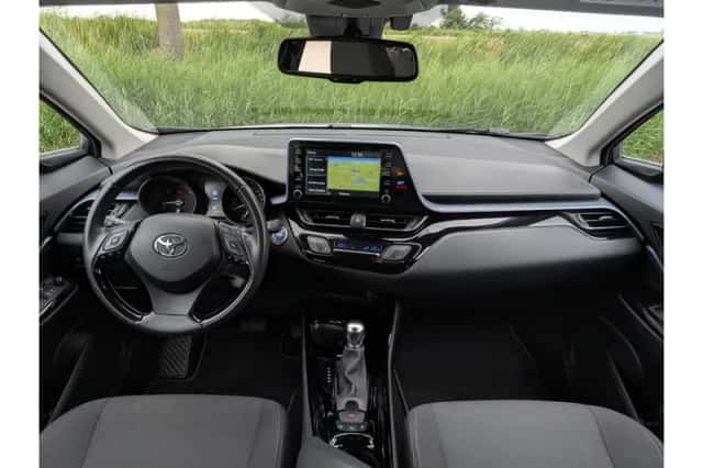 Toyota C-HR (2021) thumbnail 2