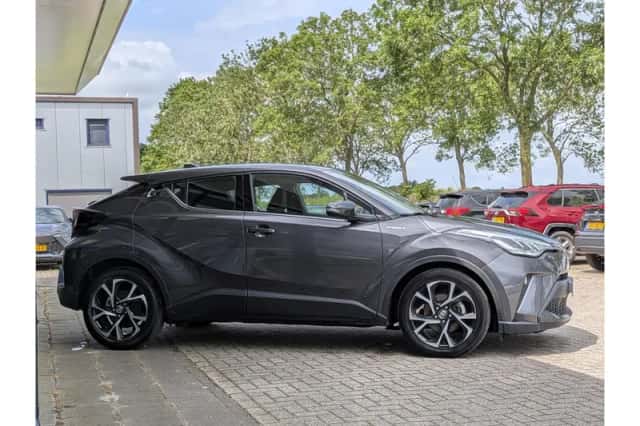 Toyota C-HR (2021) thumbnail 4