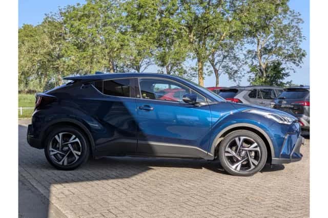 Toyota C-HR (2023) thumbnail 4
