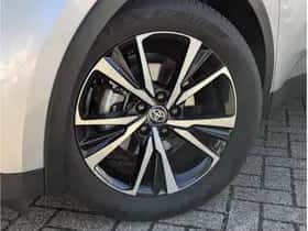 Toyota C-HR (2024) thumbnail 2