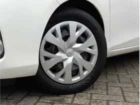 Toyota Yaris (2016) thumbnail 2