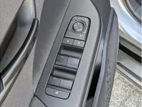 Toyota C-HR (2024) thumbnail 24