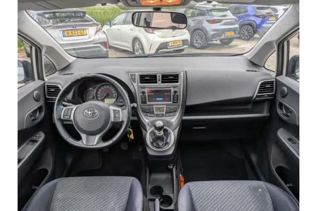 Toyota Verso-S (2011) thumbnail 3