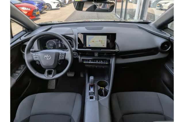 Toyota C-HR (2024) thumbnail 3