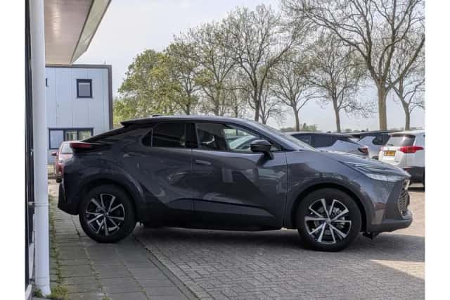 Toyota C-HR (2024) thumbnail 4