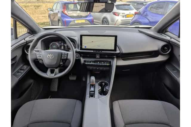 Toyota C-HR (2025) thumbnail 3