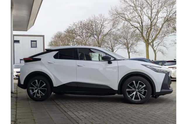 Toyota C-HR (2025) thumbnail 4