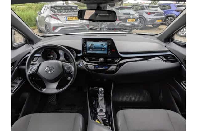 Toyota C-HR (2021) thumbnail 2