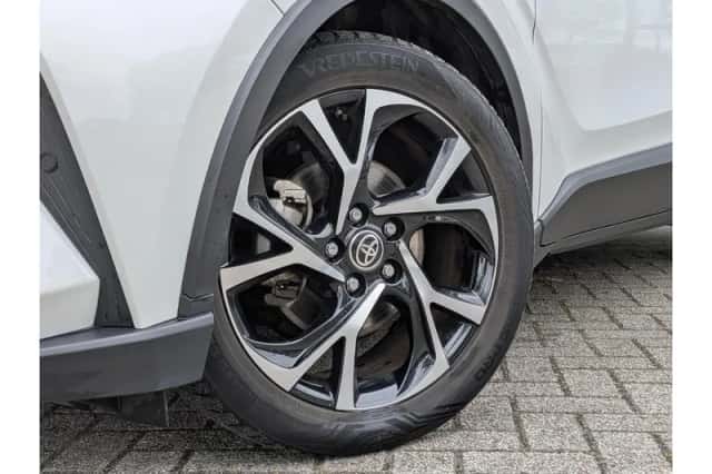 Toyota C-HR (2021) thumbnail 3